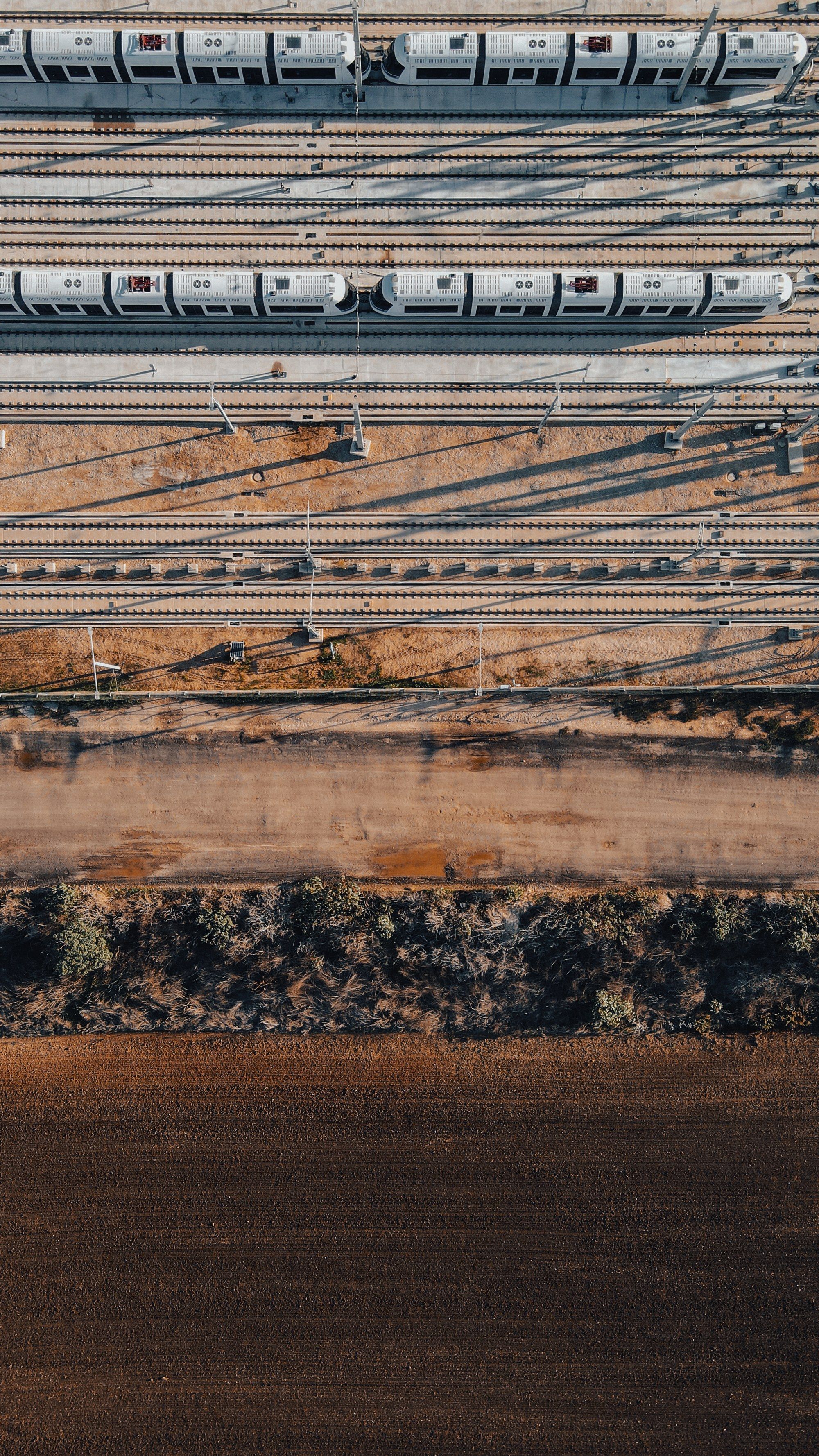 מבט מהאוויר על מסילות רכבת ועל אזור עירוני בפתח תקווה